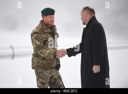 Il Duca di Sussex arriva per una visita a esercitare un orologio in Bardufoss, Norvegia, per una celebrazione del cinquantesimo anniversario del commando elicottero forza e giunto di comando in elicottero la distribuzione per climi molto freddi formazione. Foto Stock