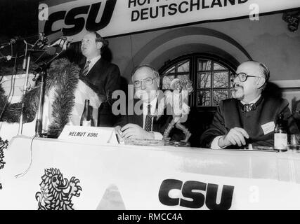 Elezione federale 1983. Il cancelliere federale Helmut Kohl a un comizio elettorale del partito fratello CSU presso la Salvatorkeller a Monaco di Baviera il 25 febbraio. Al leggio sindaco Erich Kiesl, sulla destra Hans Klein, premere il segretario della CSU. Tra Kohl e Klein il dono della città: un ballerino di Morris. Foto Stock