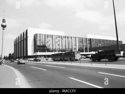 Il Palazzo della Repubblica della RDT, costruito dal 1973 al 1976 a Marx-Engels-Platz, oggi Schlossplatz, a Berlino è la sede della Volkskammer della RDT, nonché una riunione e centro culturale. Foto da Maggio 1, 1977. Foto Stock