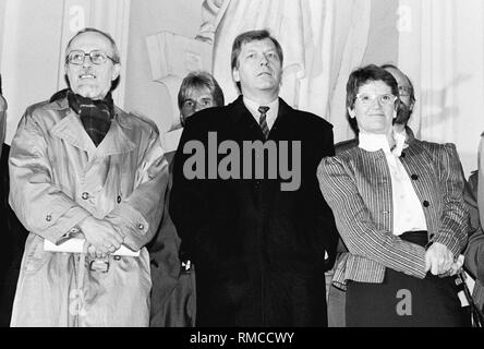 Campagna elettorale della CDU al Gendarmenmarkt a Berlino Est. Il 18 marzo 1990 hanno avuto luogo le prime elezioni libere per il popolo della camera nella RDT. Da qui, da sinistra a destra : Lothar de Maiziere, parte superiore del candidato del CDU nella RDT, Eberhard Diepgen, ex sindaco di Berlino Ovest, Rita Suessmuth, Ministro per gli affari della famiglia del gabinetto federale di Bonn. Foto Stock