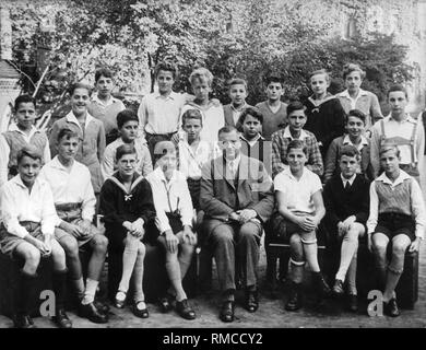 La classe foto del Untertertia del Bismarck - Palestra a Berlino Wilmersdorf mostra il futuro Presidente Federale Richard von Weizsaecker nella fila anteriore (il quarto da sinistra) seduto accanto al suo maestro. Foto Stock