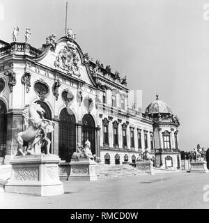 Di fronte al giardino del Belvedere Superiore di Vienna, costruito tra il 1721 e il 1723 da Johann Lucas von Hildebrandt per conto del Principe Eugenio. Foto Stock