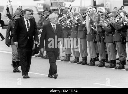 Il Primo Ministro bavarese Franz Josef Strauss e il tedesco orientale di Stato e leader del partito Honecker al Monaco Riem aeroporto prendere la salute della formazione onorario della bavarese Riot Police. Foto Stock