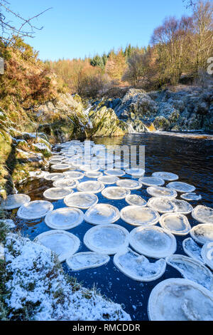 Frittelle di ghiaccio in piscina Ness cascata, grande acqua della flotta, Dumfries & Galloway, Scozia Foto Stock