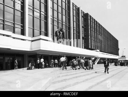 Il Palazzo della Repubblica della RDT, costruito dal 1973 al 1976 a Marx-Engels-Platz, oggi Schlossplatz, a Berlino è la sede della Volkskammer della RDT, nonché una riunione e centro culturale. Foto da Maggio 1, 1977. Foto Stock