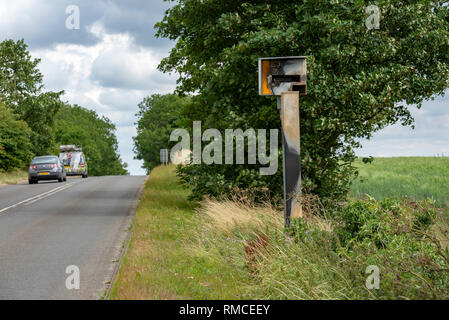 Soggetto ad atti vandalici Gatso autovelox sulla A523, Leek, Staffordshire. Foto Stock