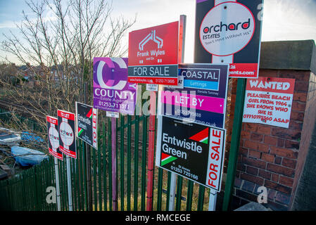 Per la vendita e a lasciare segni, in un quartiere residenziale di Lytham St Anne's, Lancashire. Foto Stock