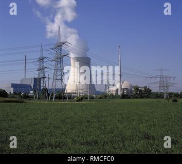 Le centrali nucleari di Isar 1 (sinistra) e Isar 2 (a destra) in Ohu vicino a Landshut. Foto Stock