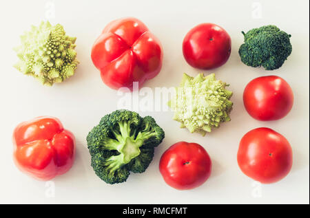 Impianto basato cibo crudo di verdure di stagione sfondo, cibo vegan cottura ingredienti, vista dall'alto Foto Stock