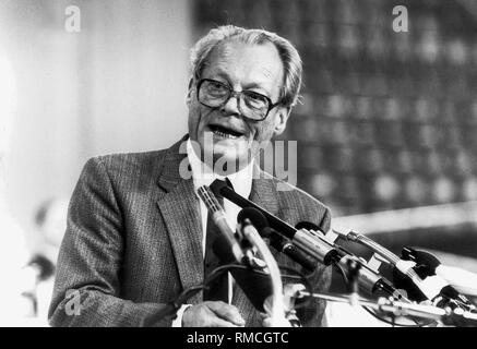 Willi Brandt, leader del partito, all'ambone al federale conferenza di partito del DOCUP all'Olympiahalle a Monaco di Baviera il 22 aprile, 1982. Foto Stock