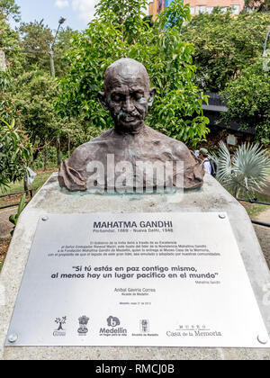 Gandhi Memorial al di fuori del Museo de la Memoria Medellin Colombia Sud America Foto Stock