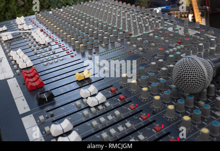 Suono tabella di miscelazione per un concerto con microfono Foto Stock