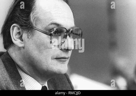 Frusta federale Peter GLOTZ alla grande conferenza di partito del DOCUP all'Olympiahalle a Monaco di Baviera il 19 aprile 1982. Foto Stock