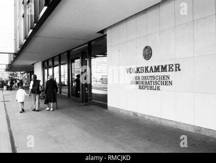 Portale di ingresso alla Volkskammer della RDT nel Palazzo della Repubblica costruita tra il 1973 e il 1976 a Marx-Engels-Platz (Schlossplatz) di Berlino. Foto da Maggio 1, 1977. Foto Stock