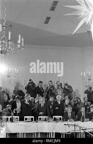 Il 1° "tavola rotonda" in Bonhoeffer House di Berlino, Berlin-Mitte, 07.12.1989. Foto Stock