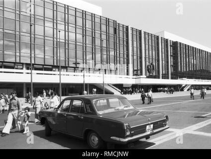 Il Palazzo della Repubblica della RDT, costruito dal 1973 al 1976 a Marx-Engels-Platz, oggi Schlossplatz, a Berlino è la sede della Volkskammer della RDT, nonché una riunione e centro culturale. Foto da Maggio 1, 1977. Foto Stock