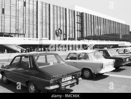 Il Palazzo della Repubblica della RDT, costruito dal 1973 al 1976 a Marx-Engels-Platz, oggi Schlossplatz, a Berlino è la sede della Volkskammer della RDT, nonché una riunione e centro culturale. Foto da Maggio 1, 1977. Foto Stock