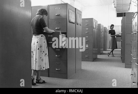 I dipendenti dell'archivio fotografico di Sueddeutscher Verlag durante la ricerca. Foto Stock