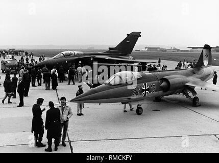 Presso la base aerea dell'Jagdbombergeschwader 34 a Memmingen l'ultima F-104 di aeromobili (anteriore) operanti nella Bundeswehr (tedesco forze armate federali) è in fase di smantellamento. Dietro un Panavia Tornado. Foto Stock