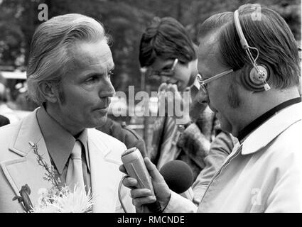 Georg Buschner: (26.12.1925 - 12.02.2007), allenatore della Germania Est nazionale di calcio, che nel 1974 il Campionato Mondiale di Amburgo ha sconfitto il più tardi campione di Germania con 1-0 e divenne il campione olimpico nel 1976. Qui in una intervista alla radio durante il 1974 Coppa del Mondo a Berlino Ovest. Foto Stock