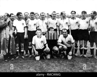 La Germania è Campione del Mondo di calcio: al 1954 FIFA World Cup di Berna, il team nazionale tedesco ha vinto contro l'Ungheria con 3-2. Il 'eroi di Berna" da sinistra: allenatore nazionale Sepp Herberger, capitano della squadra del Fritz Walter, Helmut Rahn, Josef Posipal, Horst Eckel, Werner Liebrich, Ottmar Walter, Winfried Schaefer, Max Morlock, in ginocchio da sinistra: Karl Mai, Toni Turek e Werner Kohlmeyer , che era il solo dal team di trionfo del 1954, che non hanno potuto sperimentare il 1974 Coppa del mondo. Foto Stock