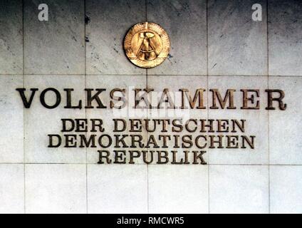 Portale di ingresso alla Volkskammer della RDT nel Palazzo della Repubblica costruita tra il 1973 e il 1976 a Marx-Engels-Platz (Schlossplatz) di Berlino. Foto dal 15 ottobre 1972. Foto Stock