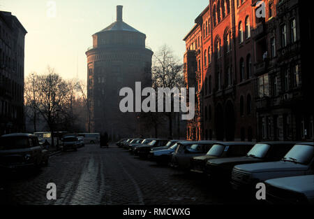 Berlin-Prenzlauer Berg, Germania,02.11.1990, il Rykestrasse / vista verso la torre dell'acqua, atmosfera serale, sunrise. Foto Stock