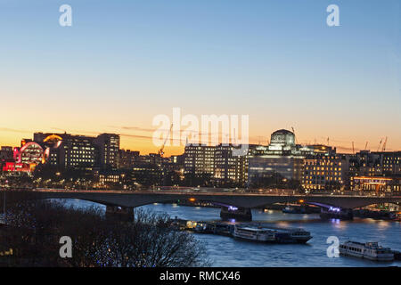 Tramonto urbano su Londra Victoria Embankment Foto Stock