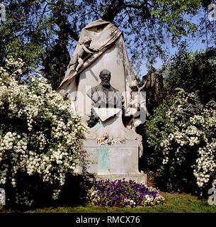 Franz von Suppe, 18.04.1819 - 21.05.1895, un compositore austriaco, uno dei personaggi famosi che hanno trovato il luogo del riposo finale nel cimitero centrale. Sull'immagine, la tomba monumento del musicista, foto dal giugno 2001. Foto Stock