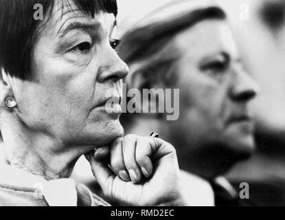Loki Schmidt e Helmut Schmidt a livello federale conferenza di partito del DOCUP il 19 aprile, 1982 Foto Stock