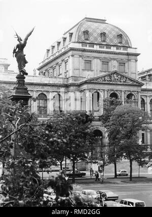 La "Neue Universitaet' a Dr.-Karl-Lueger-Ring è stato costruito negli anni 1873-83 secondo i piani di Heinrich von Ferstel. Proprio di fronte è la Liebenberg monumento costruito nel 1890 in onore dell'ex sindaco di Vienna, Andreas von Liebenberg (1627-83). Foto Stock