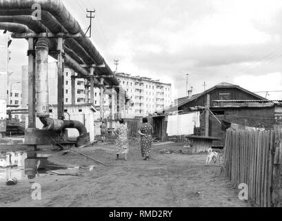 Consente di visualizzare in un vicolo in Yakutsk. Tutte le case sono collegati ai tubi per teleriscaldamento del potere comunale impianto. Foto Stock