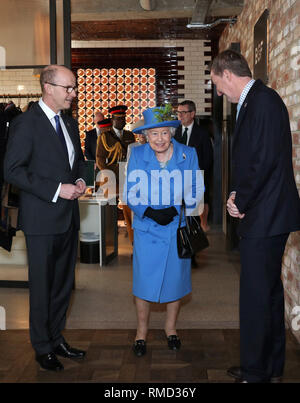 Queen Elizabeth II soddisfa con GCHQ Direttore Jeremy Fleming (sinistra) durante una visita alla Casa del Watergate a Londra in occasione del centenario del GCHQ, DEL REGNO UNITO, di intelligence e di sicurezza Cyber Agenzia. Foto Stock