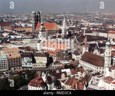 Vista da sopra il centro della citta'. Sullo sfondo la Frauenkirche, al centro la chiesa di San Pietro in primo piano la chiesa dello Spirito Santo. Foto Stock