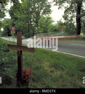 Icona di mortali incidenti di traffico, croce per commemorare la vittima di un incidente nei pressi di Seefeld, Pilsensee, 1988. Foto Stock