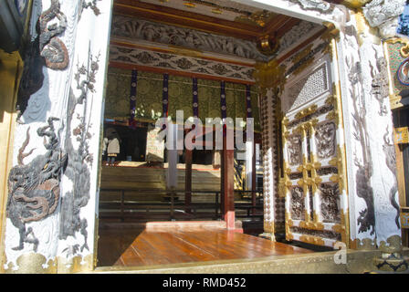 Intagliato draghi in rilievo sull'ingresso ornato nella sala principale di preghiera (haiden), Tosho-gu, Nikko, Giappone Foto Stock