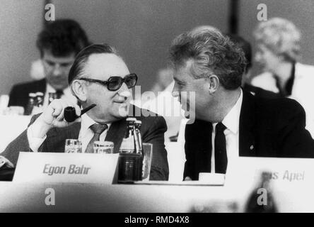 Egon Bahr, esperto di disarmo del DOCUP e Hans Apel, Segretario della Difesa, sia a livello federale conferenza di partito del DOCUP all'Olympiahalle a Monaco di Baviera il 19 aprile, 1982. Foto Stock