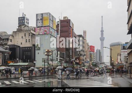 Serata piovosa sulla strada di Tokyo Foto Stock