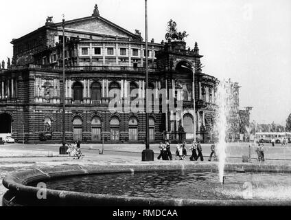 La Semperoper su Theaterplatz di Dresda, in Germania, circa tre anni prima del completamento della ricostruzione del teatro dell'opera, che fu gravemente danneggiata e bruciato il 13 febbraio 1945, nel corso di un bombardamento su il sassone la capitale dello stato. Foto Stock