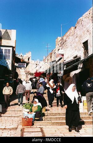 Commercio e cambiare alla porta di Damasco: attività di tipo Occupato andando su per le strade della Città Vecchia di Gerusalemme, come qui nel Quartiere Musulmano. Foto Stock