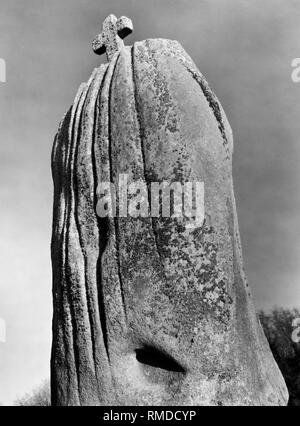 View SE della St Duzec menhir, una cristianizzati, neolitica di granito pietra permanente alcuni 8.1m alto, vicino a Lannion, Côtes-d'Armor, Brittany, Francia. Foto Stock