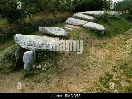 Visualizza W di Mané Rethual passaggio neolitico grave, Locmariaquer, Carnac, Brittany, Francia, che mostra il passaggio di ingresso e granito massiccio capstone sulla camera Foto Stock