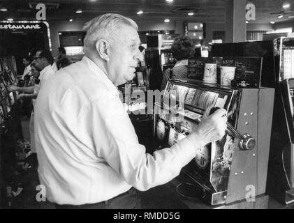 Un giocatore tenta la fortuna a una slot machine a Las Vegas. Foto Stock