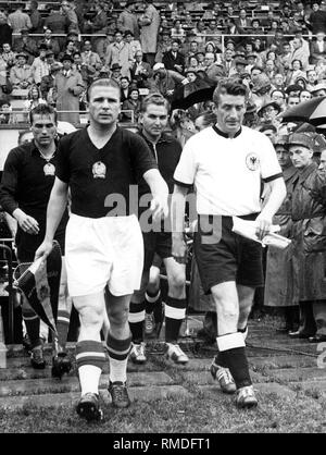 Il capitano del team nazionale tedesco Fritz Walter e il capitano della nazionale ungherese di team Ferenc Puskas portano la loro squadra in campo per la finale del 1954 FIFA World Cup di Wankdorf Stadium. Foto Stock