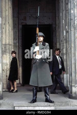 La protezione di l'esercito popolare nazionale (NVA) della RDT con un fucile di fronte alla Neue Wache sul boulevard Unter den Linden di Berlino Est. Foto Stock