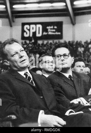 Willy Brandt, presidente della SPD e Hans-Jochen Vogel (sindaco di Monaco di Baviera) durante la Federal campagna elettorale nel 1965. Foto Stock