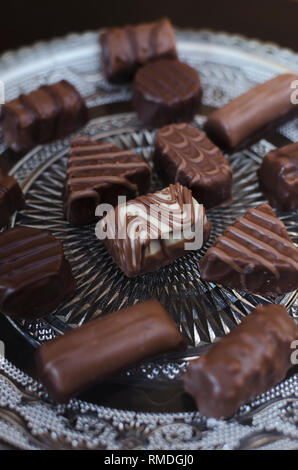 Cioccolatini misti in recipiente di vetro, close up Foto Stock