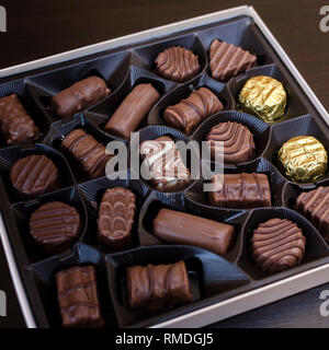 Scatola di cioccolatini sul tavolo, close up Foto Stock