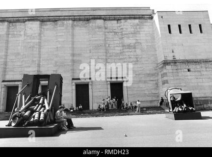 Lato posteriore della tribuna Zeppelin sull'ex partito nazista rally motivi di Norimberga con l ingresso del Golden Hall. Foto Stock