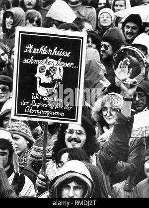 I manifestanti portano un banner in una dimostrazione durante l'azione Anti-Nuclear giorni ad Hannover e in segno di protesta contro il progetto di repository in Gorleben ("baci di radiazione il gusto migliore - ringraziamo il governo per il suo programma nucleare'). Foto Stock